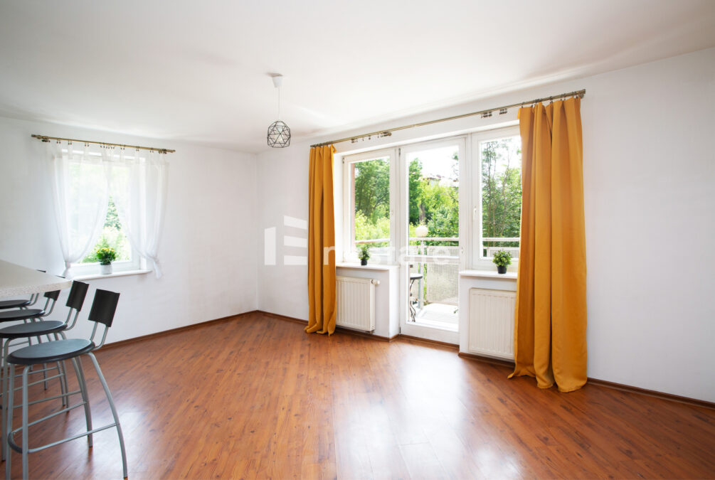 balkon, piwnica, zielona okolica, blisko tramwaju