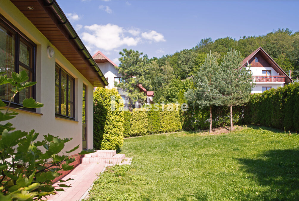Dom do wprowadzenia się, z dużym ogrodem 1359 m²